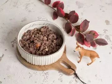 Herzstück Wild mit Topinambur, Petersilienwurzel, Birne und Preiselbeeren