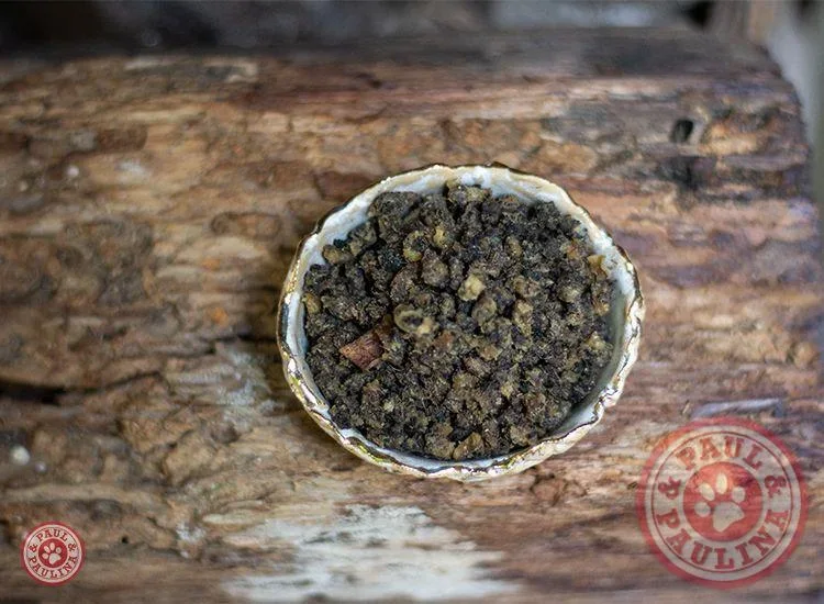 Produktinformationen "Pansenmehl 250g"  Haben Sie einen mäkeligen Fresser daheim? Dann sollten Sie einmal Pansenmehl unters Futter mischen, es regt den Appetit an und macht aus jeder Mahlzeit einen Leckerbissen.
